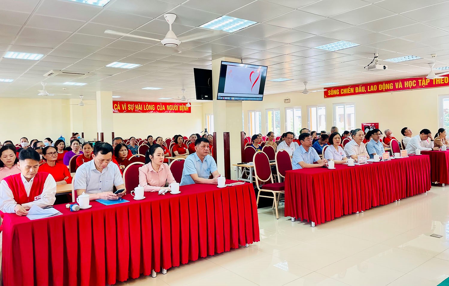 Uông Bí (Quảng Ninh): 10 năm mô hình “Nồi cháo nhân đạo” phát miễn phí trên 1 triệu suất cháo cho bệnh nhân nghèo - Ảnh 1.