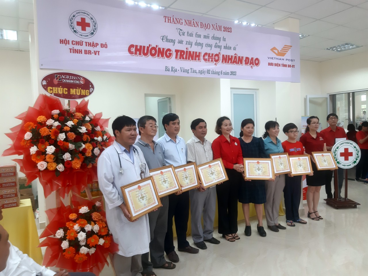 Hội Chữ thập đỏ tỉnh Bà Rịa - Vũng Tàu tổ chức “Chợ Nhân đạo” tại Bưu điện tỉnh Bà Rịa - Vũng Tàu - Ảnh 2.