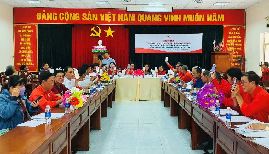 Cần Thơ: Tổng kết Tháng Nhân đạo 2023, phát động nhắn tin ủng hộ Chương trình “Đồng hành cùng trẻ em nghèo, khuyết tật” - Ảnh 2.