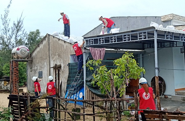 Hội Chữ thập đỏ tỉnh Quảng Nam giúp người dân ứng phó với bão Noru - Ảnh 1.