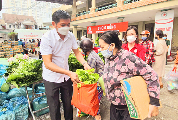 Bình Dương: Hỗ trợ 300 người dân khó khăn đi “Chợ 0 đồng” - Ảnh 2.