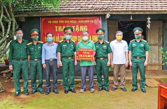 Bộ CHQS tỉnh Đắk Nông trao tiền hỗ trợ xây nhà cho cựu chiến binh - Ảnh 1.