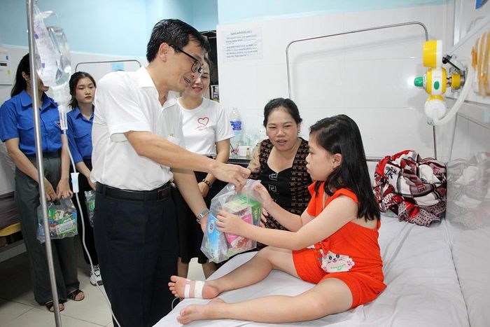 Bệnh viện Sản- Nhi An Giang mang Tết Thiếu nhi 1/6 đến tận giường các bệnh nhi - Ảnh 1.