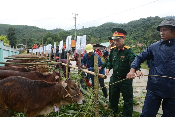 Khi bộ đội giúp "cần câu" xóa nghèo - Ảnh 1.