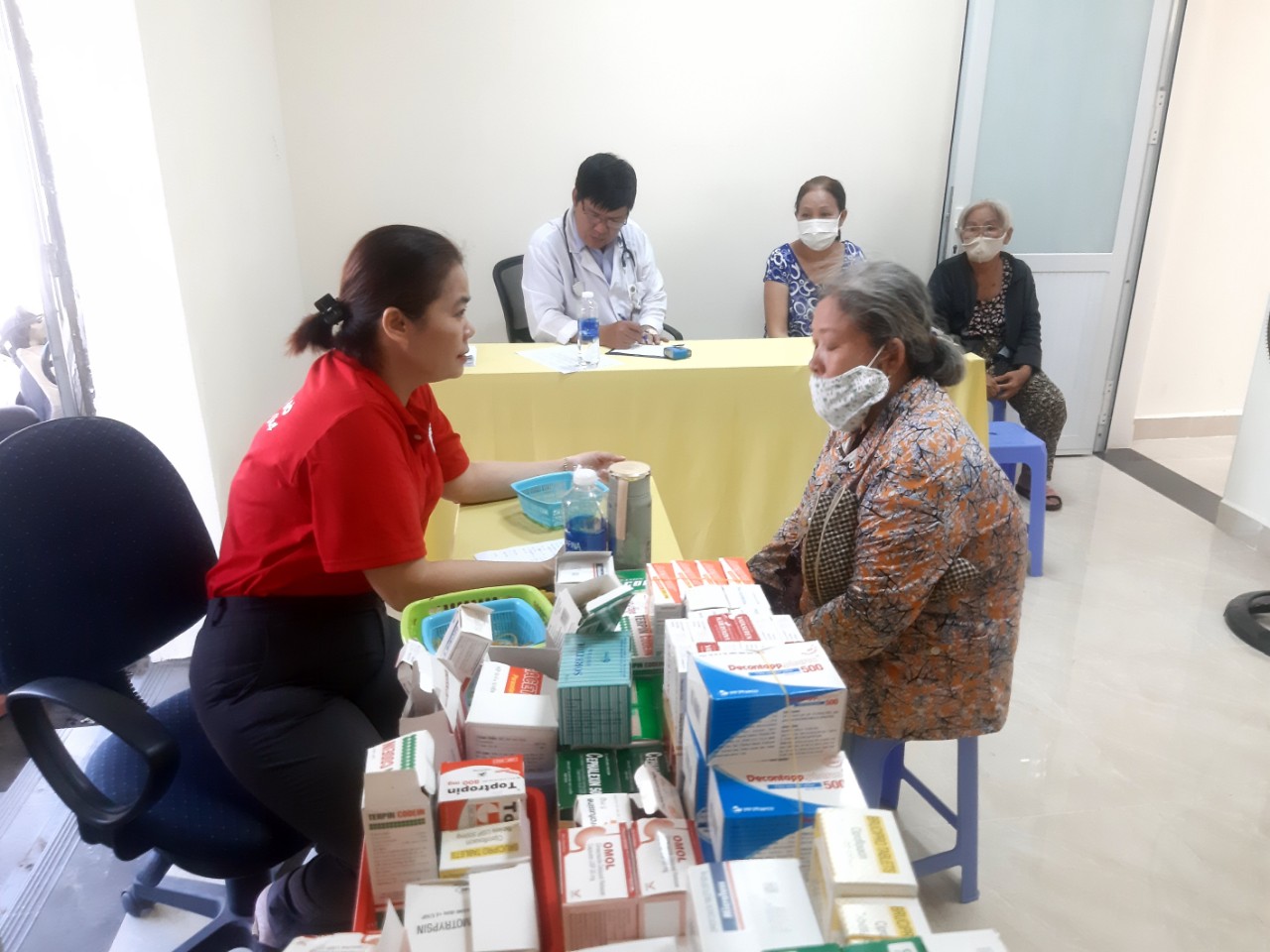 Hội Chữ thập đỏ tỉnh Bà Rịa - Vũng Tàu tổ chức “Chợ Nhân đạo” tại Bưu điện tỉnh Bà Rịa - Vũng Tàu - Ảnh 3.