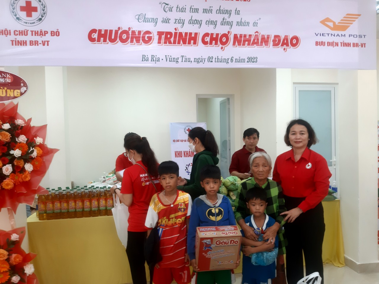 Hội Chữ thập đỏ tỉnh Bà Rịa - Vũng Tàu tổ chức “Chợ Nhân đạo” tại Bưu điện tỉnh Bà Rịa - Vũng Tàu - Ảnh 4.