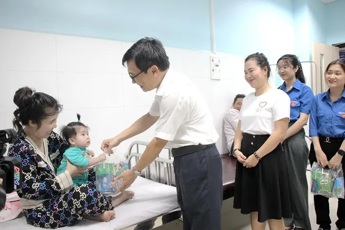 Bệnh viện Sản- Nhi An Giang mang Tết Thiếu nhi 1/6 đến tận giường các bệnh nhi - Ảnh 2.