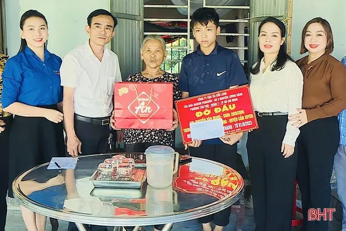 Hà Tĩnh: Huyện Cẩm Xuyên trao hơn 1.000 suất quà cho trẻ em nhân Ngày Quốc tế thiếu nhi - Ảnh 2.