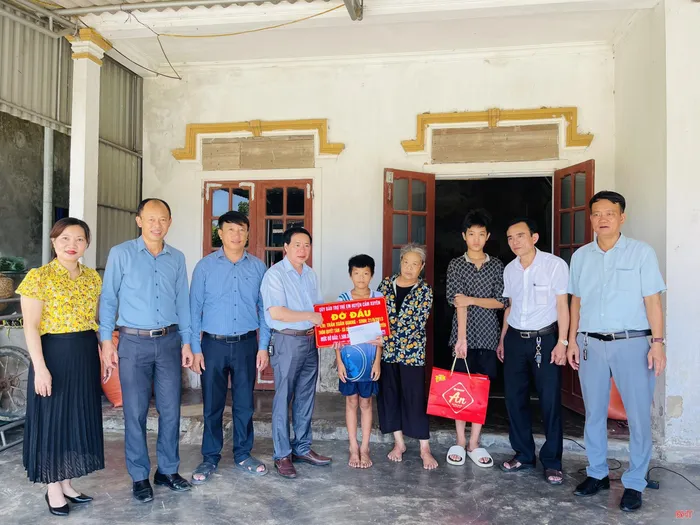 Hà Tĩnh: Huyện Cẩm Xuyên trao hơn 1.000 suất quà cho trẻ em nhân Ngày Quốc tế thiếu nhi - Ảnh 3.