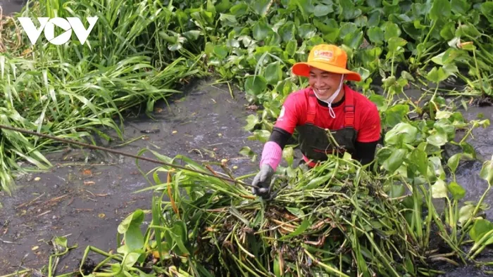 Những công nhân sáng vào nhà máy, chiều ra kênh dọn rác ở Bình Dương - Ảnh 4.