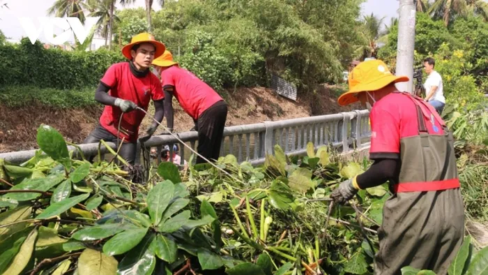 Những công nhân sáng vào nhà máy, chiều ra kênh dọn rác ở Bình Dương - Ảnh 5.