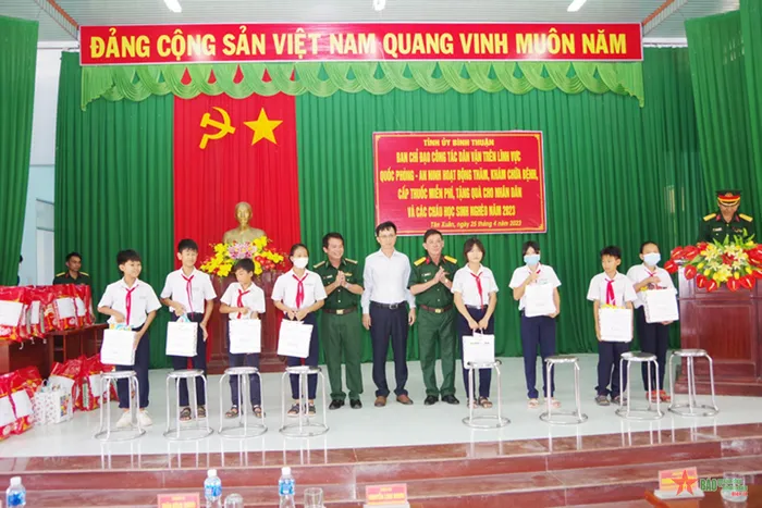 Bình Thuận khám bệnh, cấp thuốc miễn phí cho hơn 200 người nghèo - Ảnh 2.