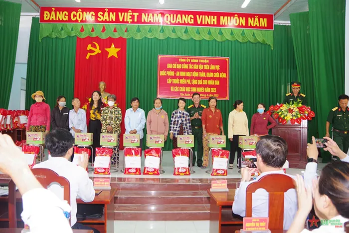 Bình Thuận khám bệnh, cấp thuốc miễn phí cho hơn 200 người nghèo - Ảnh 3.
