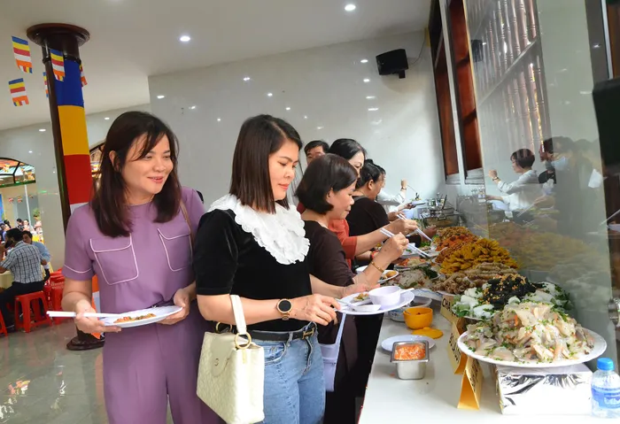 Vũng Tàu: Tặng 300 thẻ bảo hiểm y tế cho người dân khó khăn - Ảnh 2.