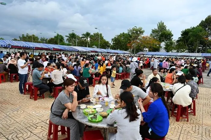 Vũng Tàu: Tặng 300 thẻ bảo hiểm y tế cho người dân khó khăn - Ảnh 3.