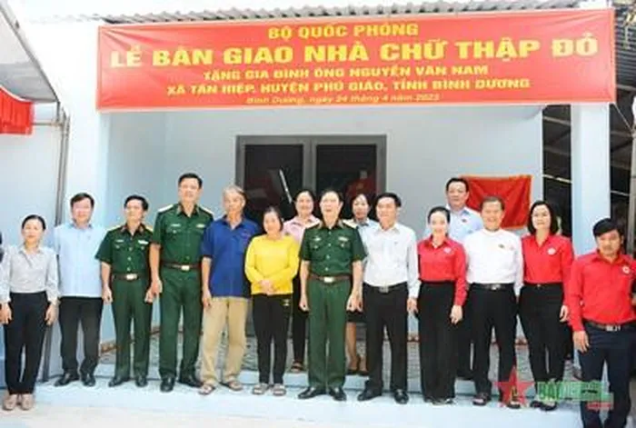 Thượng tướng Nguyễn Tân Cương dự lễ trao nhà Chữ thập đỏ tặng hộ nghèo tại tỉnh Bình Dương - Ảnh 3.