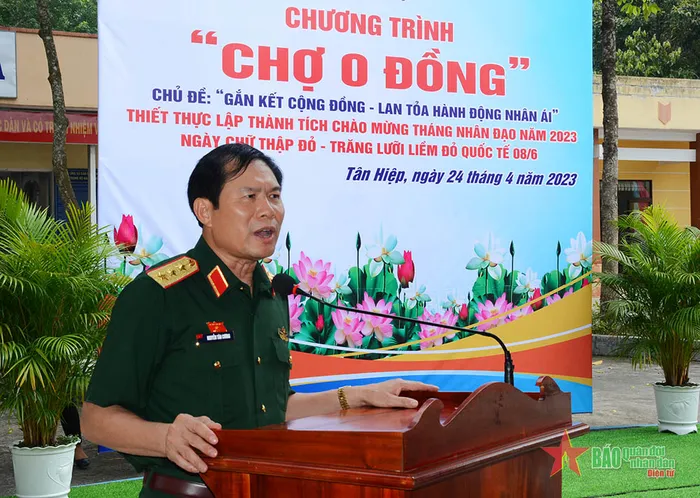 Thượng tướng Nguyễn Tân Cương dự lễ trao nhà Chữ thập đỏ tặng hộ nghèo tại tỉnh Bình Dương - Ảnh 4.