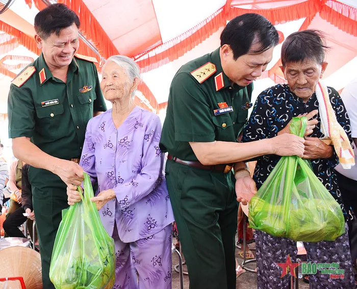 Thượng tướng Nguyễn Tân Cương dự lễ trao nhà Chữ thập đỏ tặng hộ nghèo tại tỉnh Bình Dương - Ảnh 5.