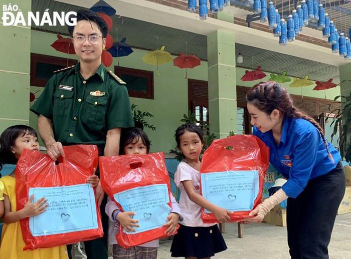 Trao quà cho học sinh có hoàn cảnh khó khăn tại huyện Bắc Trà My, Quảng Nam - Ảnh 1.