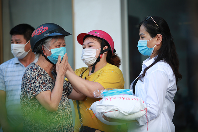 Chủ quán ngan phát gạo, tiền cho người nghèo bị ảnh hưởng vì dịch COVID-19 - Ảnh 6.