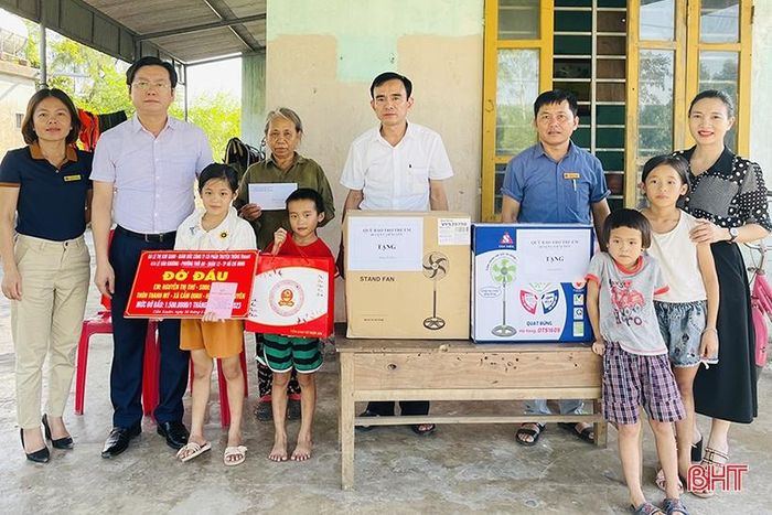 Hà Tĩnh: Huyện Cẩm Xuyên trao hơn 1.000 suất quà cho trẻ em nhân Ngày Quốc tế thiếu nhi - Ảnh 1.