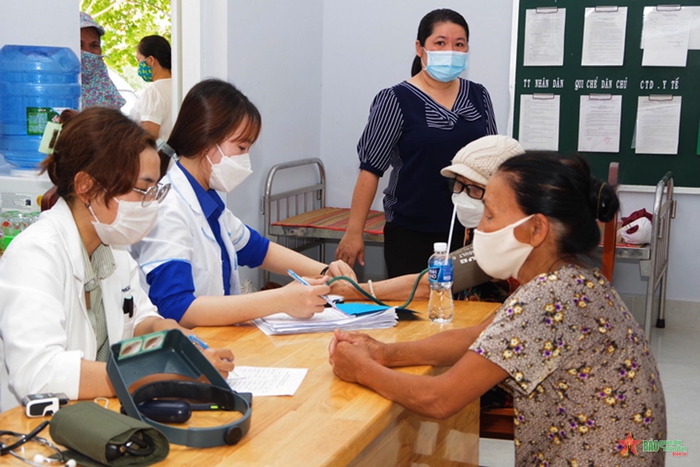 Bình Thuận khám bệnh, cấp thuốc miễn phí cho hơn 200 người nghèo - Ảnh 1.