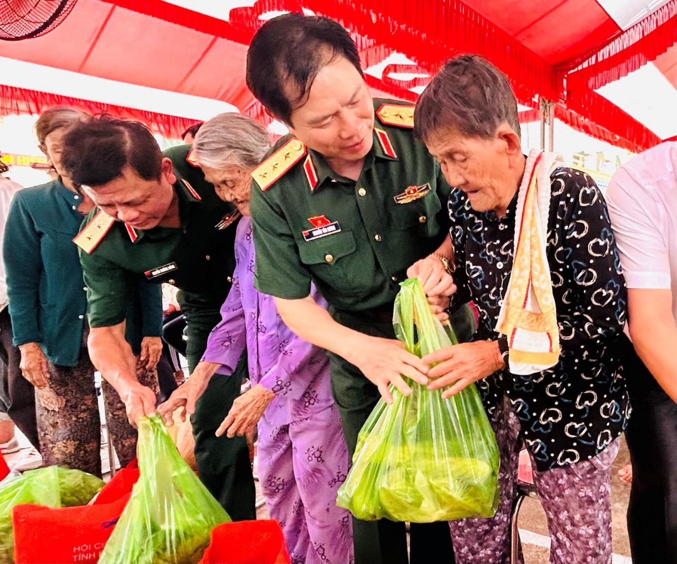 Bình Dương: Thứ trưởng Bộ Quốc phòng bàn giao nhà Chữ thập đỏ cho hộ gia đình khó khăn huyện Bắc Tân Uyên và Phú Giáo - Ảnh 8.