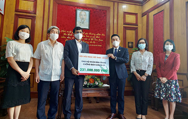 Hội Chữ thập đỏ Việt Nam tiếp nhận hỗ trợ từ Hội Hữu nghị Việt Nam - Ấn Độ ủng hộ nhân dân Ấn Độ chống dịch Covid-19 - Ảnh 1.