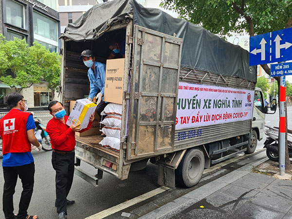 TP Hồ Chí Minh: 500 suất quà được chuyển đến người dân có hoàn cảnh đặc biệt khó khăn tại các khu vực phong tỏa - Ảnh 2.