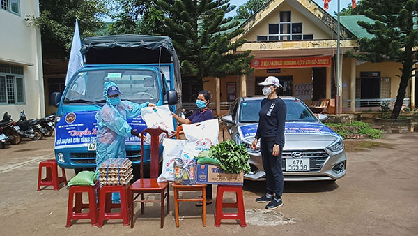 Đắk Lắk: Chuyến xe yêu thương về với người dân nghèo xã Cư Né - Ảnh 2.