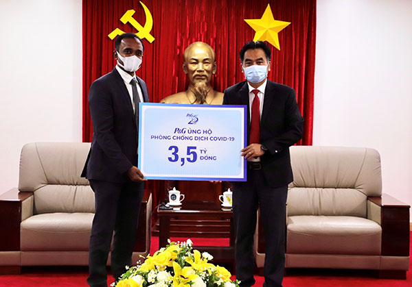 Bình Dương: Công ty P&G Việt Nam trao tặng 3 tỷ 500 triệu đồng tiền và hàng hóa phòng, chống Covid-19 - Ảnh 1.