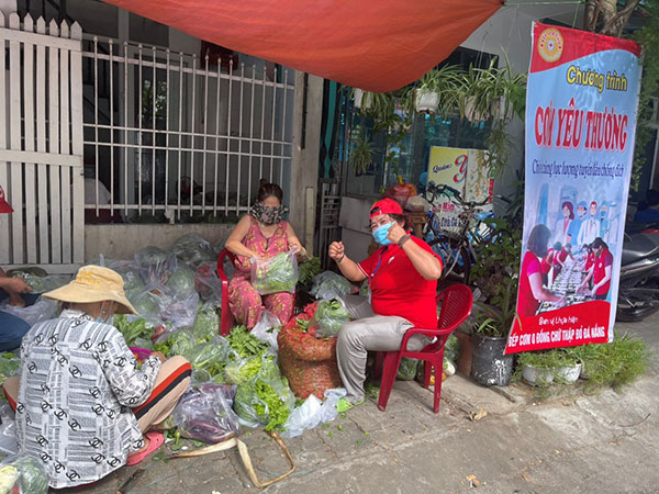 Những ngày “Bếp cơm 0 đồng” luôn đỏ lửa - Ảnh 1.