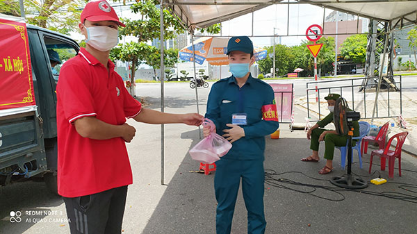 Những ngày “Bếp cơm 0 đồng” luôn đỏ lửa - Ảnh 2.