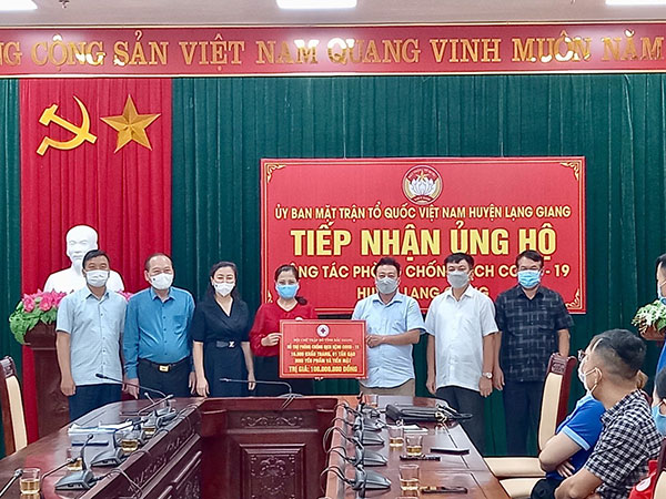 Bắc Giang: Trao tặng 10.000 khẩu trang, 1 tấn gạo hỗ trợ chống dịch ở huyện Lạng Giang - Ảnh 1.