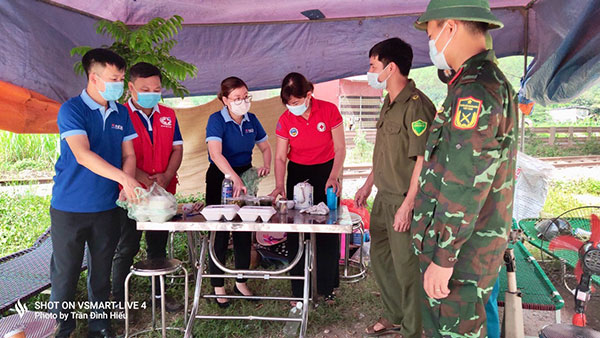 Bắc Giang: Trao tặng 10.000 khẩu trang, 1 tấn gạo hỗ trợ chống dịch ở huyện Lạng Giang - Ảnh 3.