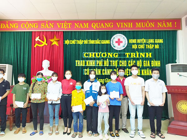 Bắc Giang: Trao tặng 100 suất quà cho các hộ gia đình có hoàn cảnh đặc biệt khó khăn - Ảnh 1.