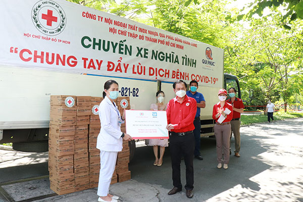 TP Hồ Chí Minh: “Chuyến xe nghĩa tình” tiếp thêm sức mạnh cho lực lượng y tế phòng chống dịch tại các bệnh viện - Ảnh 2.