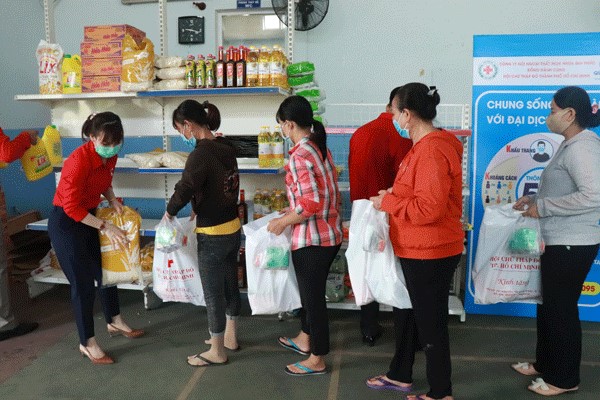 TP Hồ Chí Minh: Yêu thương lan tỏa từ phiên Chợ Nhân đạo dành cho người khó khăn - Ảnh 3.