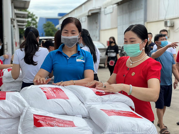 Thanh Hoá: Chuyến hàng 11 tấn gạo, 3000 thùng mỳ tôm…hỗ trợ người yếu thế các tỉnh phía Nam - Ảnh 1.