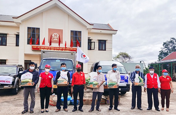 Đắk Lắk: “Chuyến xe yêu thương ” về với huyện Krông Năng - Ảnh 2.