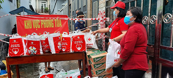 TP. Cần Thơ: Vật dụng y tế, túi hàng gia đình hỗ trợ lực lượng tuyến đầu và người dân khu phong tỏa - Ảnh 2.