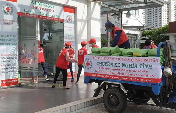 “Chuyến xe nghĩa tình – Trao quà lưu động” đến từng con hẻm nhỏ, nơi cần lắm những yêu thương - Ảnh 1.