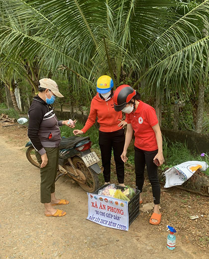 Bình Định: Tình nguyện viên Chữ thập đỏ cùng “Đi chợ giúp dân” - Ảnh 1.