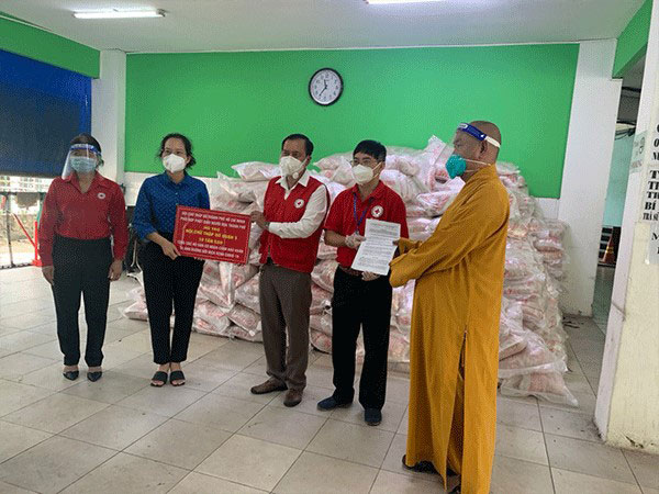 TP. Hồ Chí Minh: 80 tấn gạo hỗ trợ người dân khó khăn bị ảnh hưởng bởi dịch Covid -19 - Ảnh 1.