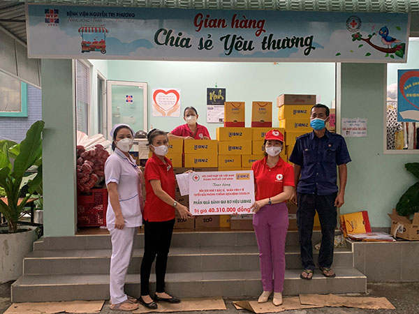 TP. Hồ Chí Minh: Hơn 10.000 sản phẩm hàng hóa hỗ trợ người dân và lực lượng y tế tuyến đầu chống dịch - Ảnh 4.