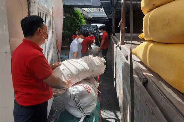 TP. Hồ Chí Minh: Tiếp nhận và phân phối nông sản hỗ trợ người dân vượt qua đại dịch - Ảnh 1.