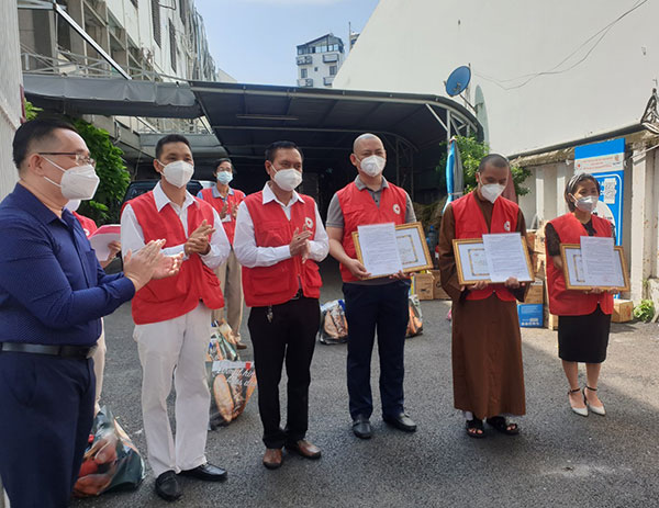 TP. Hồ Chí Minh: Những người không sợ hiểm nguy trong vùng tâm dịch - Ảnh 1.