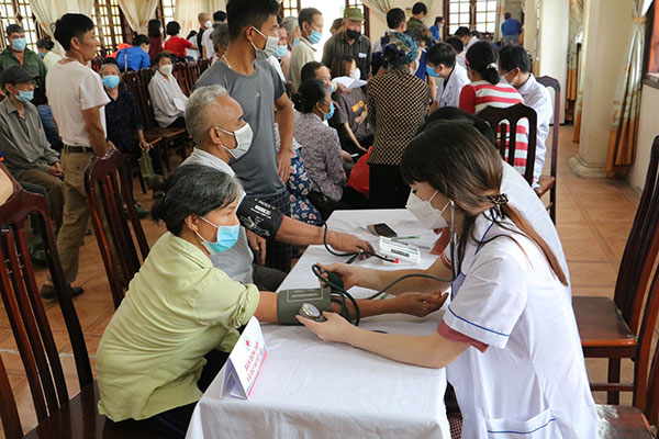 Hà Nội: Khám bệnh, cấp phát thuốc cho 200 người dân có hoàn cảnh khó khăn - Ảnh 1.