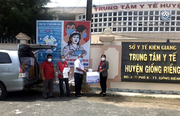 Kiên Giang: Trao tặng đồ bảo hộ y tế và 300 phần quà tới các lực lượng tuyến đầu chống dịch - Ảnh 2.