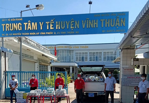 Kiên Giang: Trao tặng đồ bảo hộ y tế và 300 phần quà tới các lực lượng tuyến đầu chống dịch - Ảnh 1.